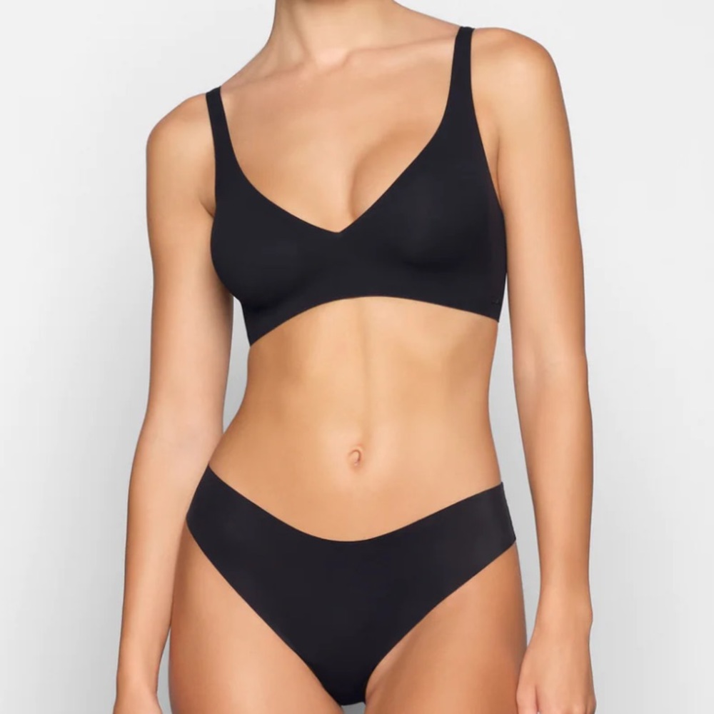 SKIMS // NAKED PLUNGE BRA // ONYX // XS